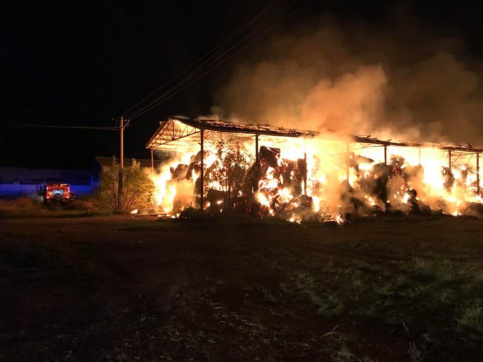 Szalmakazal égett Nyékvárkonyon, Királyfiakarcsán pedig egy szalmatározóhoz riasztották a tűzoltókat