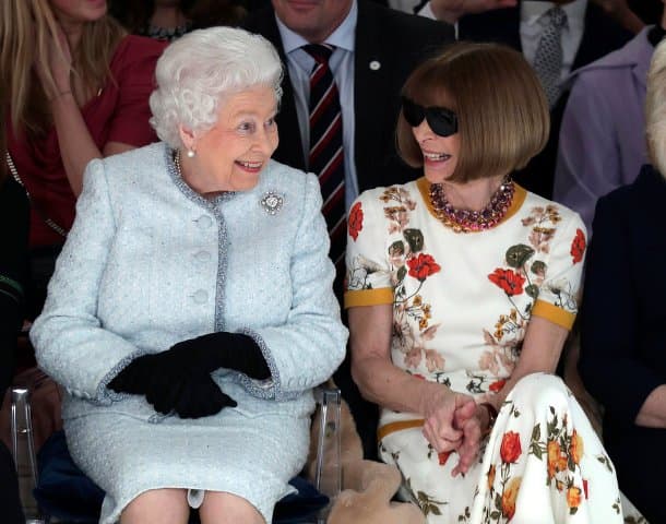 Először látogatta meg a londoni divathetet II. Erzsébet királynő