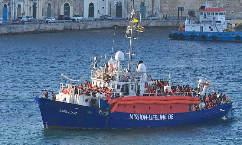 Egy civil hajó az olasz tiltás ellenére elindult a partok felé
