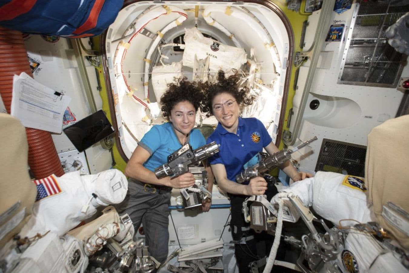 Megkezdődött a NASA első, kizárólag női űrsétája