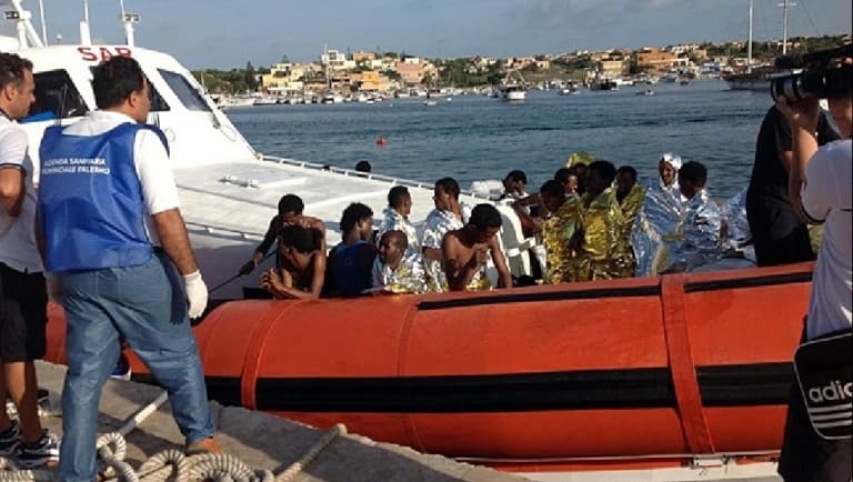 Az olasz parti őrség 57 migránst szállított Lampedusára