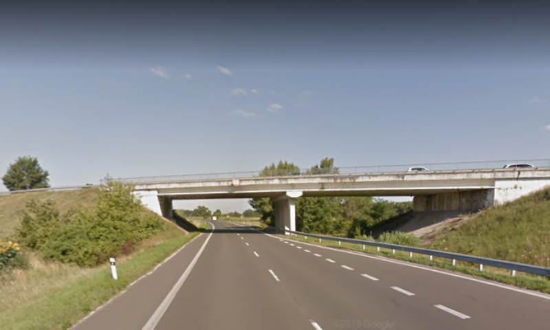 Idős nő ugrott le egy hídról a 63-as főútra Dunaszerdahelynél, a kórházban életét vesztette