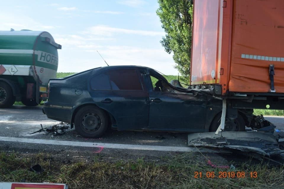 BALESET: Hátulról belerohant az Octavia egy teherautóba, fiatal férfi vesztette életét