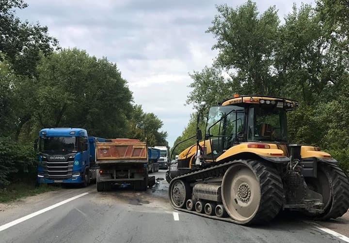 Kamion és traktor ütközött a 63-ason, elterelték a forgalmat