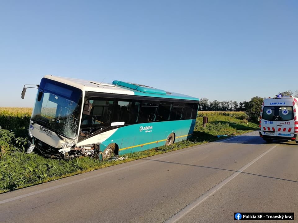 Súlyos baleset: frontálisan ütközött egy autóbusz és egy Fabia