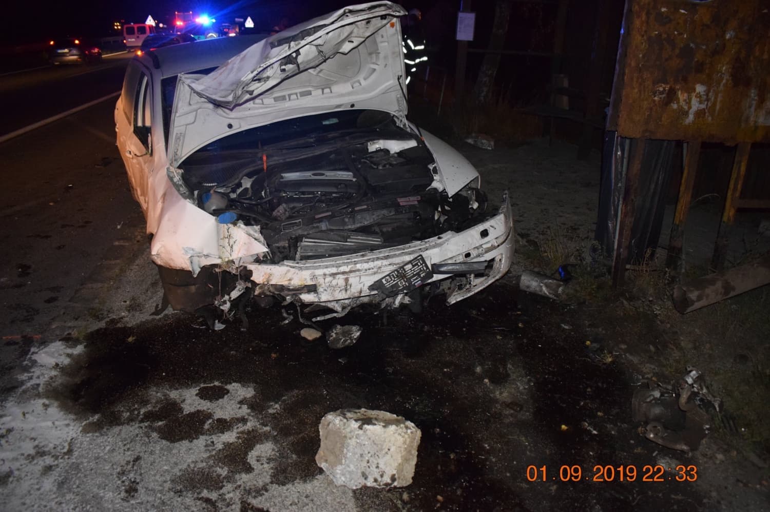 Totálkárosra tört két autót a mattrészeg nő, aki vezetés közben telefonált is