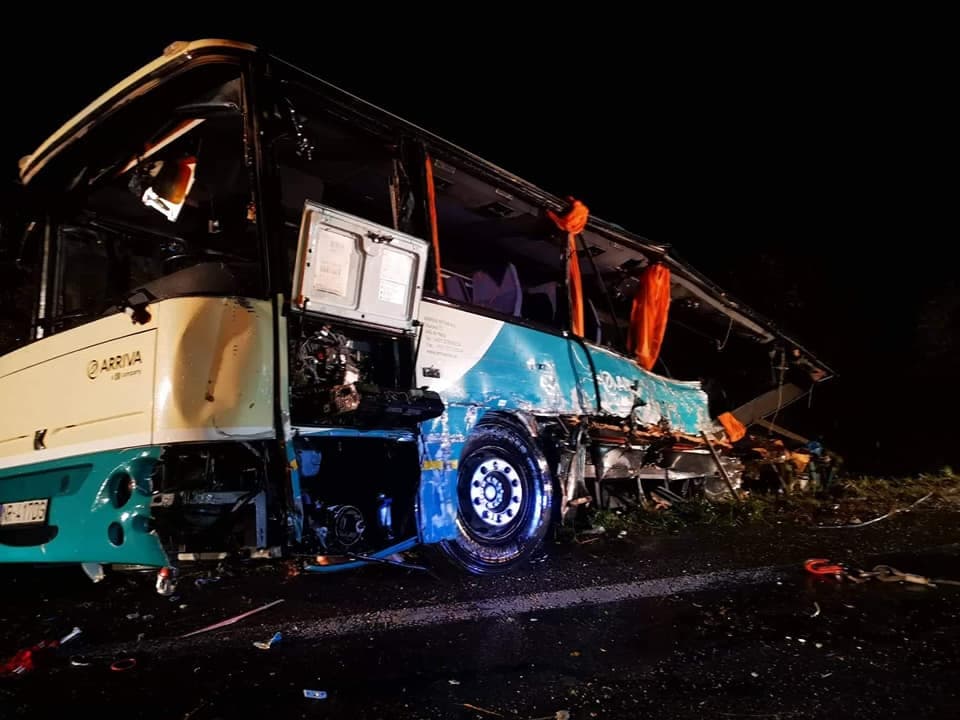 Videón, ahogy kerekeire állítják a balesetet szenvedett autóbuszt