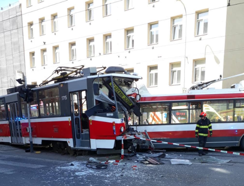 Rengetegen megsérültek, miután összeütközött egy trolibusz és egy villamos Brünnben