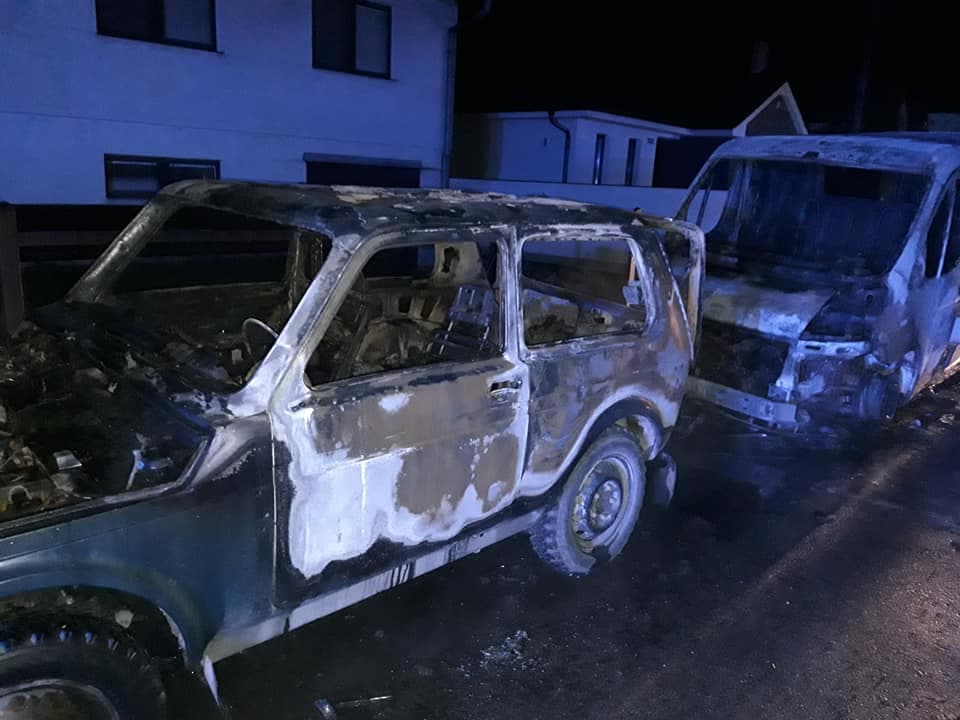 Három autó lángolt az éjszaka Balonyon (FOTÓK)