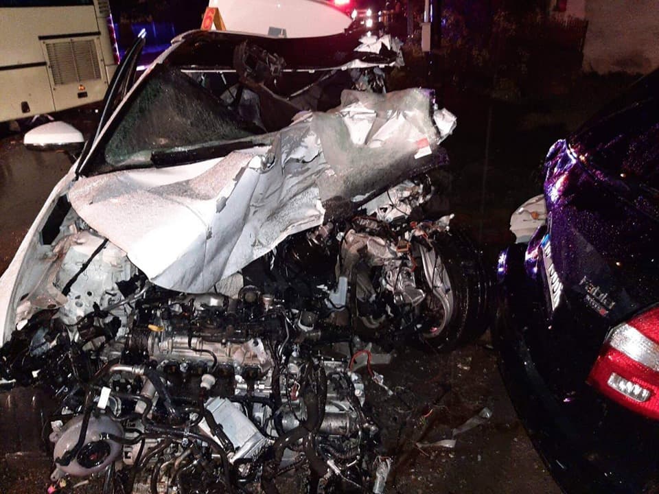 Autóbusszal ütközött az Audi, 20 éves sofőr vesztette életét