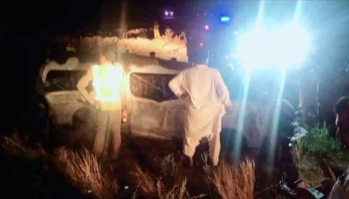 Tizenhárom ember meghalt, miután kigyulladt egy kisbusz Pakisztánban
