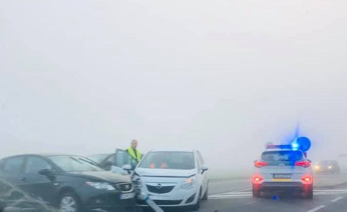 BALESET: Autók ütköztek a reggeli ködben a 63-ason