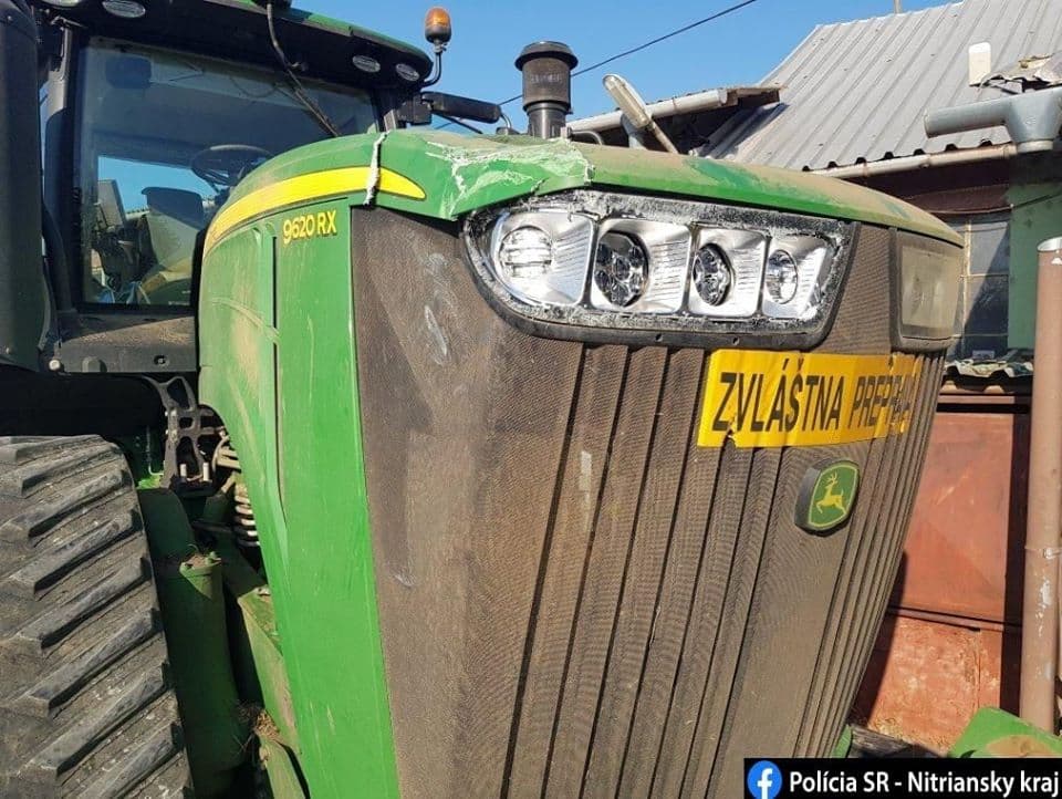 BALESET: Kivitt egy villanyoszlopot a traktor
