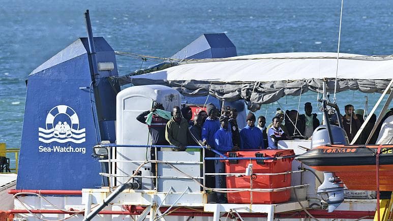 Civil hajó tett partra menekülteket Szicílián