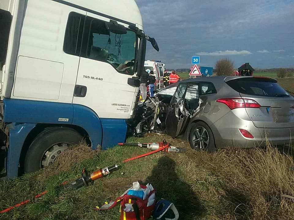 Súlyos baleset: Ciszternás kocsival ütközött egy autó Tallósnál, a légimentőket is riasztották