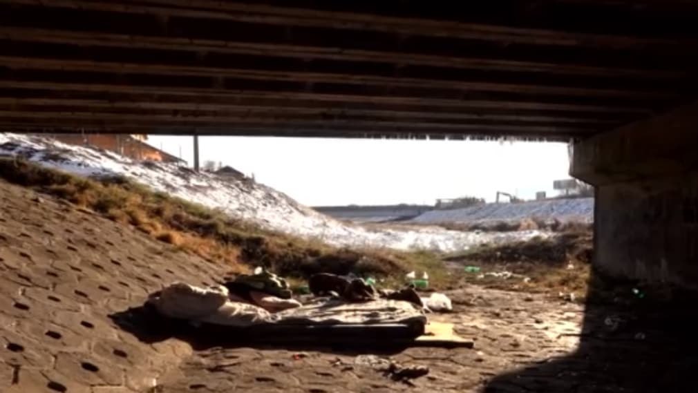 A tél első áldozata: megfagyott egy hajléktalan a híd alatt