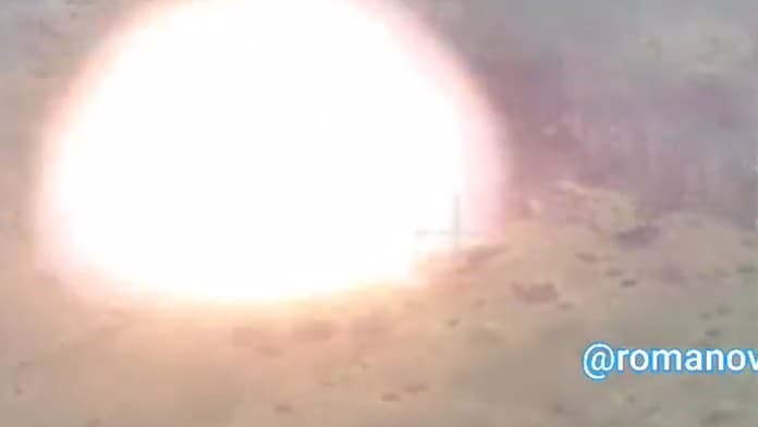 VIDEÓ: Terroristákat megszégyenítő támadás az oroszoktól – hatalmas tűzgolyóvá vált a robbanószerrel megpakolt tank
