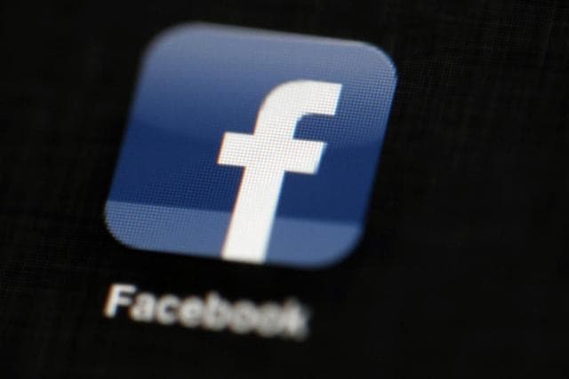 A Facebook és a Twitter ismét több száz hamis fiókot távolított el
