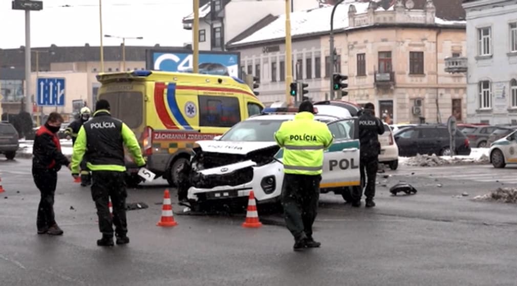 Súlyos baleset: bevetésre igyekvő rendőrautóba hajtott bele egy Škoda a forgalmas kereszteződésben