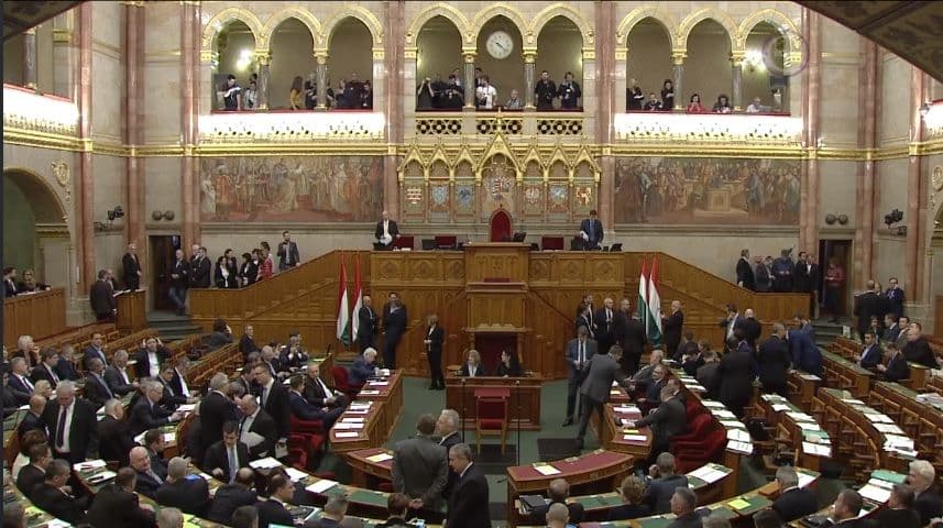 Káosz a magyar parlamentben - elfoglalta az ellenzék a házelnöki pulpitust (VIDEÓ)