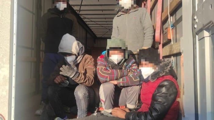Egy Zólyom melletti faluban a rendőrök öt marokkói migránst találtak egy kamionban, kiskorú is volt köztük