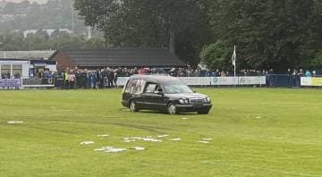 ŐRÜLET: Halottaskocsi hajtott a focipálya közepére meccs közben