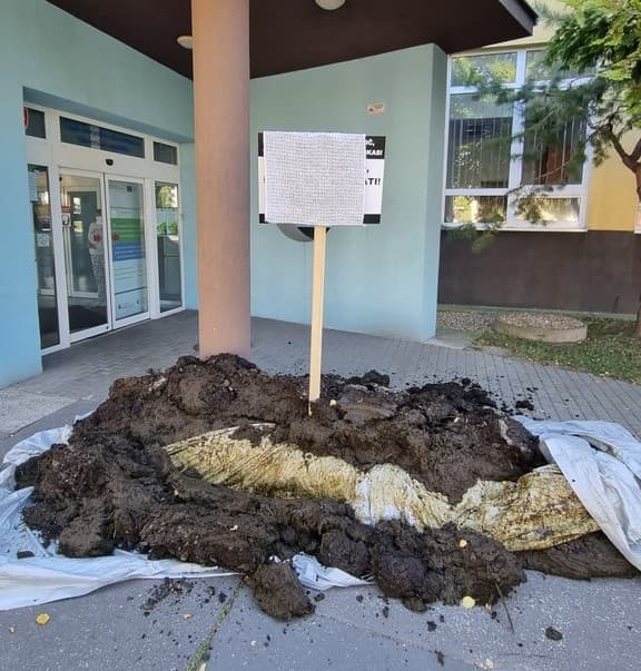 Kotlebáék egy nagy rakás trágyát hagytak a Közegészségügyi Hivatal épülete előtt