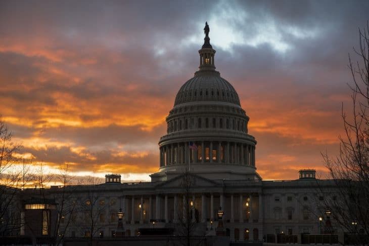 Az amerikai képviselőház illetékesei eljuttaták a szenátusnak a Trump elleni vádeljárás dokumentumát
