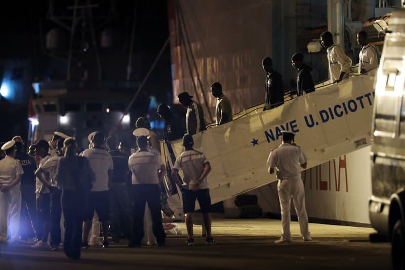Az olasz államfő engedélyezte a menekültcsoport partra szállását