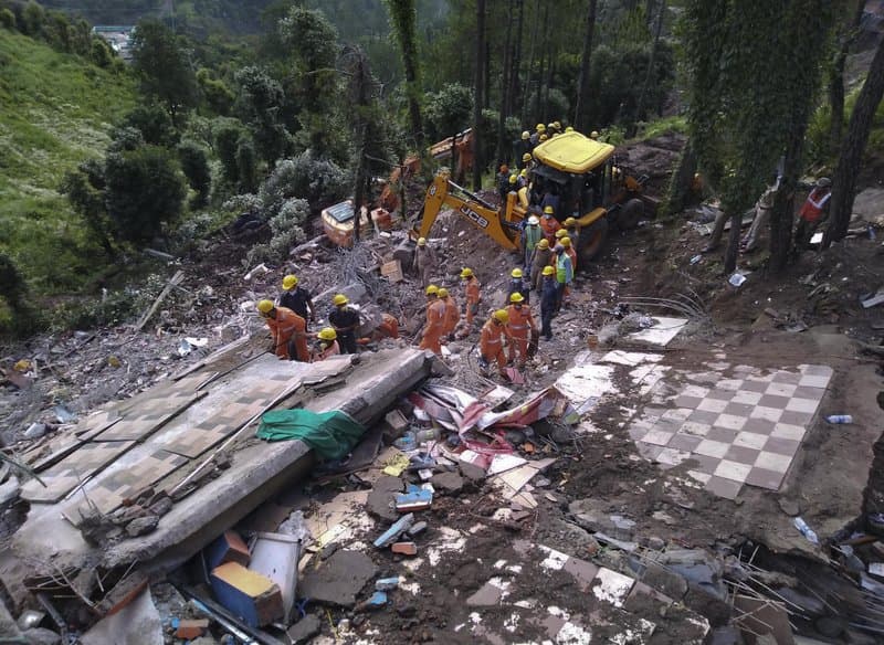 Összeomlott egy ház Indiában, több tucat ember rekedt a romok alatt