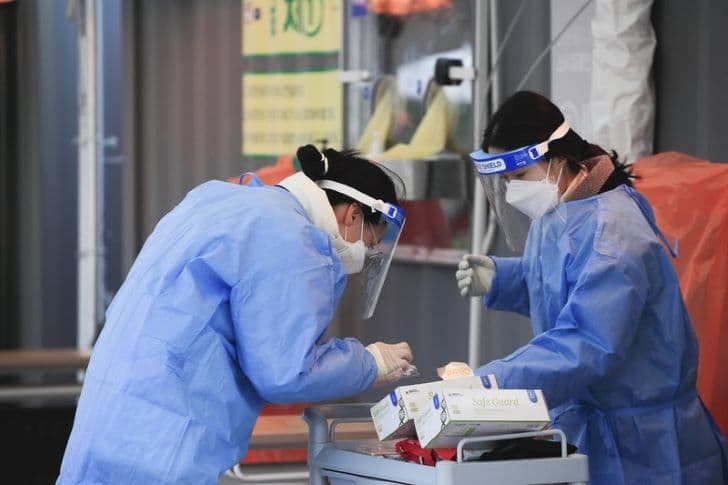 Dél-Koreában ezer felett a fertőzést elkapó, teljesen beoltottak száma, de kevés köztük a súlyos beteg