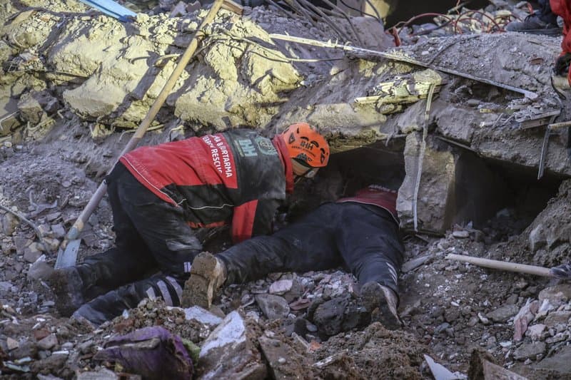 Vasárnap is folytatódott a török földrengés túlélői utáni kutatás és a kárfelmérés
