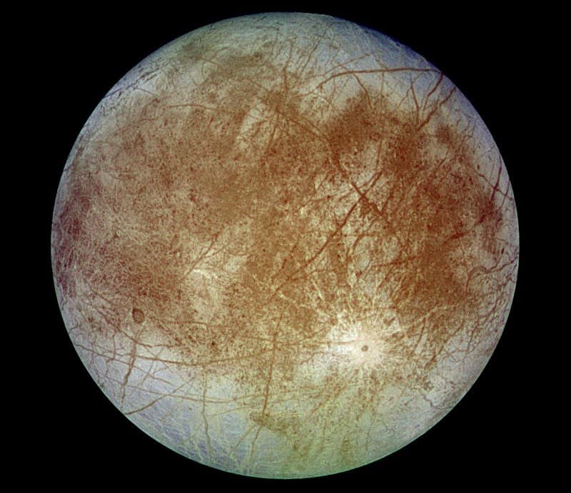 A NASA Juno űrszondája egészen közel repült el a Jupiter jeges holdja mellett