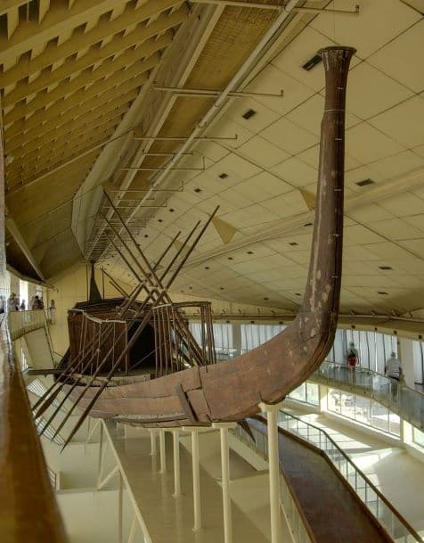 Új helyre költöztették Kheopsz fáraó napbárkáját, a legrégibb és legnagyobb egyiptomi fahajót