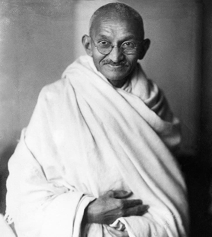 Elárverezik Mahatma Gandhi jellegzetes szemüvegét