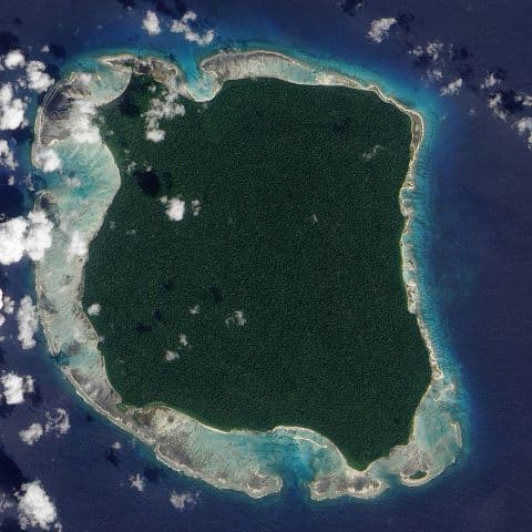 Tiltott szigetre utazott egy turista, a helyiek megölték