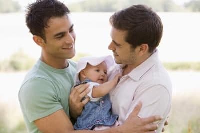 Partnerük gyermekét is örökbe fogadhatják a homoszexuális párok Csehországban