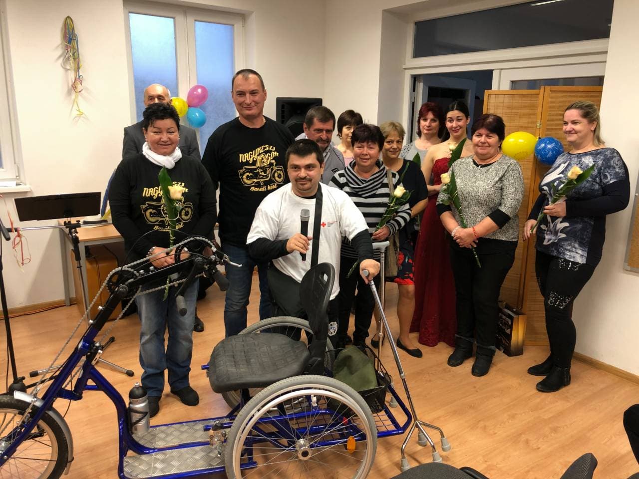 Meglepetésben részesült a nagymegyeri Hír Sándor - mozgássérültek számára alkalmas biciklit kapott