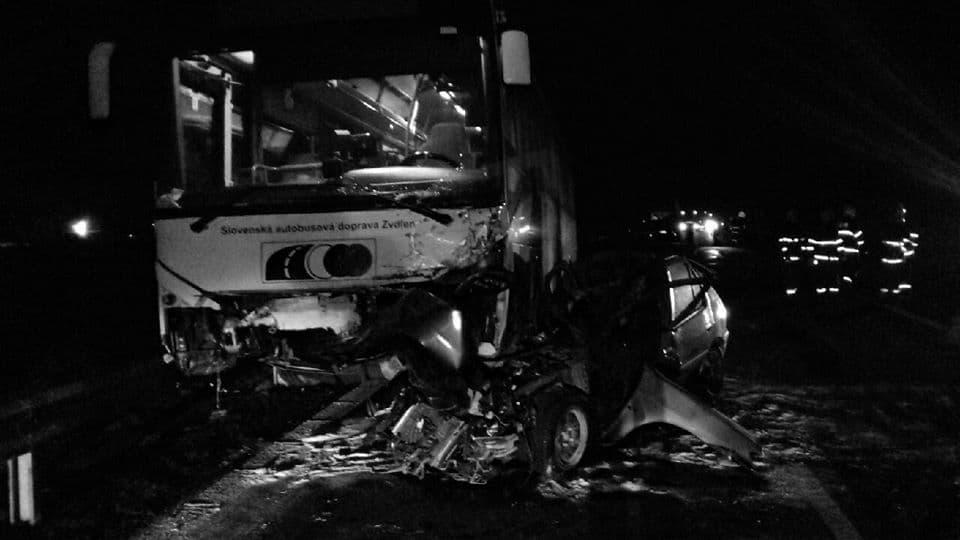 TRAGÉDIA: Busszal ütközött frontálisan egy személykocsi, nem élte túl a sofőrje
