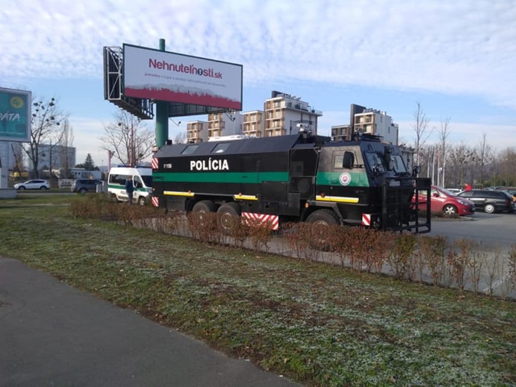 Rendőrségi felvezetéssel megérkeztek a kamionok Pozsonyba, a közlekedési minisztérium nem érti az UNAS lépését