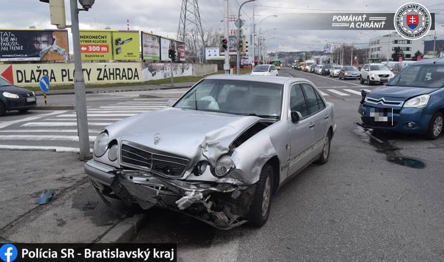 Mercedes és Citroen ütközött a kereszteződésben, mindkét sofőr azt állítja, hogy neki volt zöldje