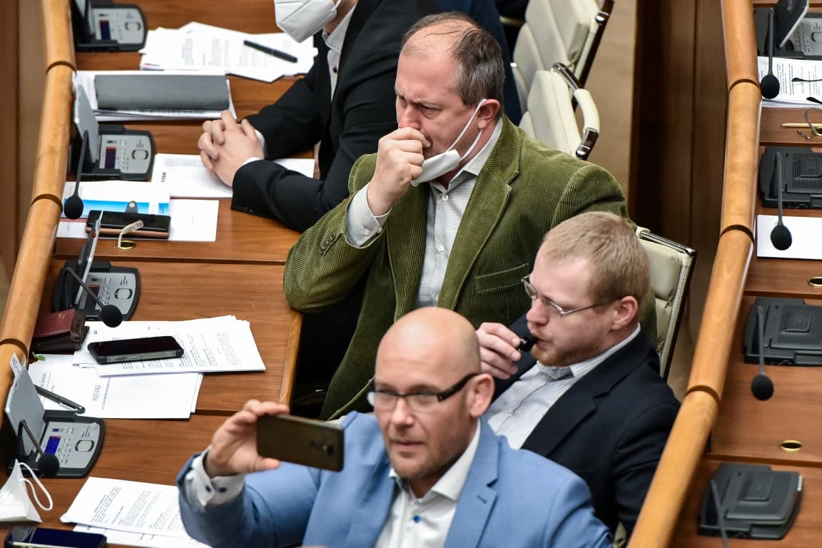 Kotleba náci karlendítést tett a parlamentben? Az ügyész már vizsgálja a mozdulatot (VIDEÓ)