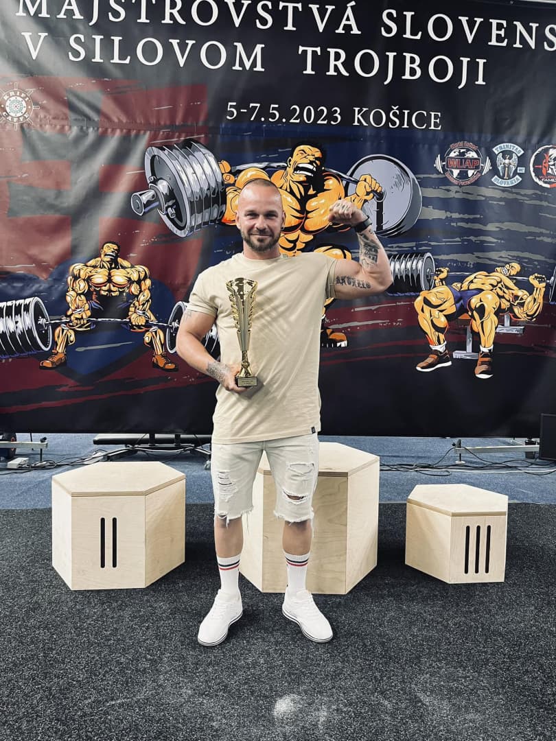 Megnyerte súlykategóriáját és abszolút harmadik helyezéssel tért haza az erőemelő szlovák bajnokságról Tichý Flórián