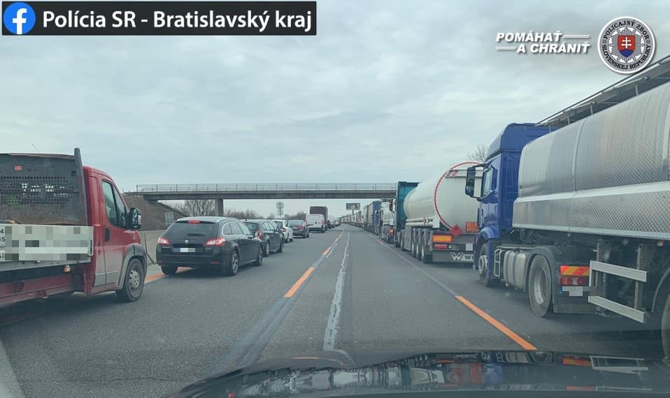 Óriási dugók Pozsonynál, több száz kamion várakozik a határátkelők lezárása miatt (VIDEÓ)