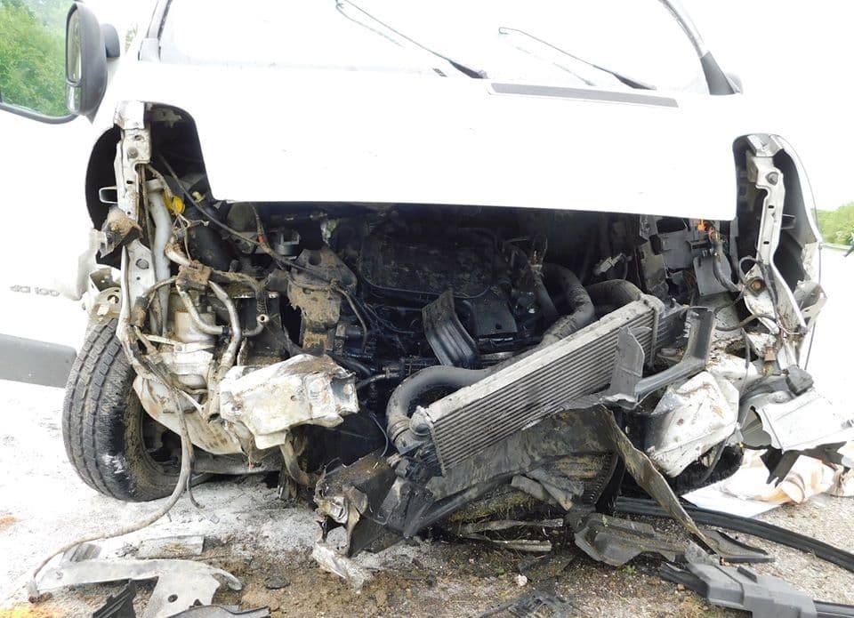 Halálos baleset: füves dombnak hajtott egy furgon, a sofőr belehalt sérüléseibe