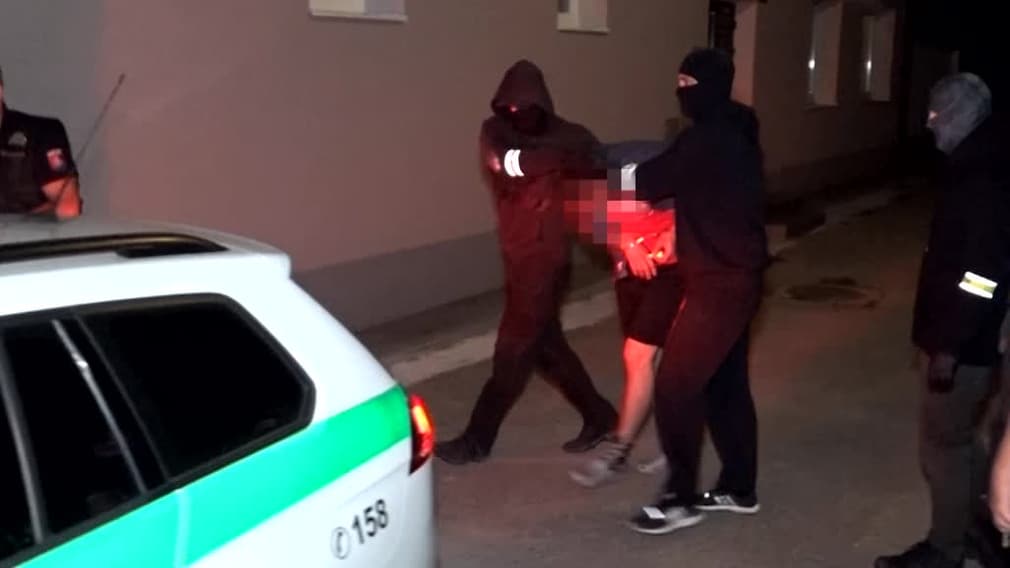 Drograzzia: megbilincselt fiatal férfit vezettek ki a lakásból a kommandósok