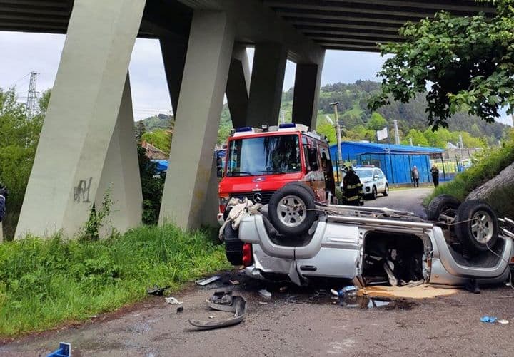 Tragikus baleset: Lezuhant egy autó a hídról, egy ember életét vesztette