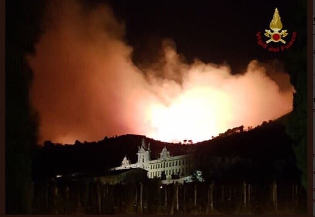 Lángolt az erdő Toszkánában - több száz ember ki kellett telepíteni
