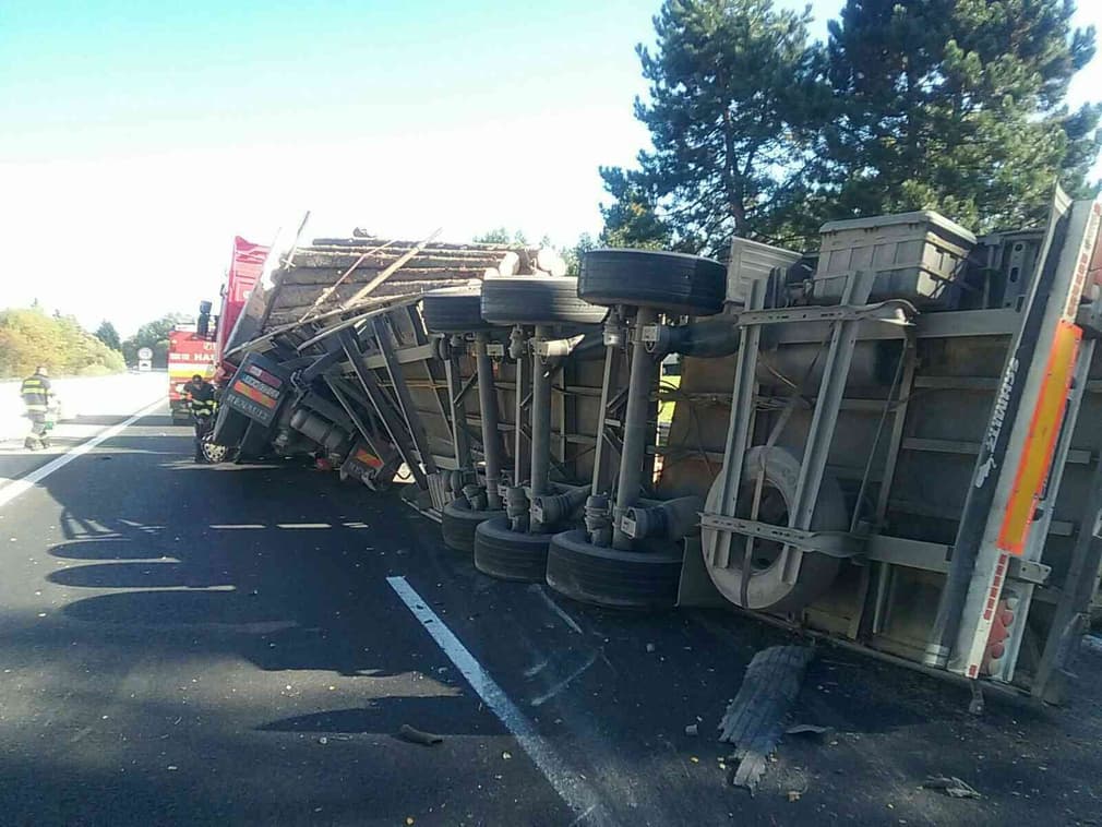 BALESET: Kicsavarodott egy kamion az autópályán (FOTÓK)