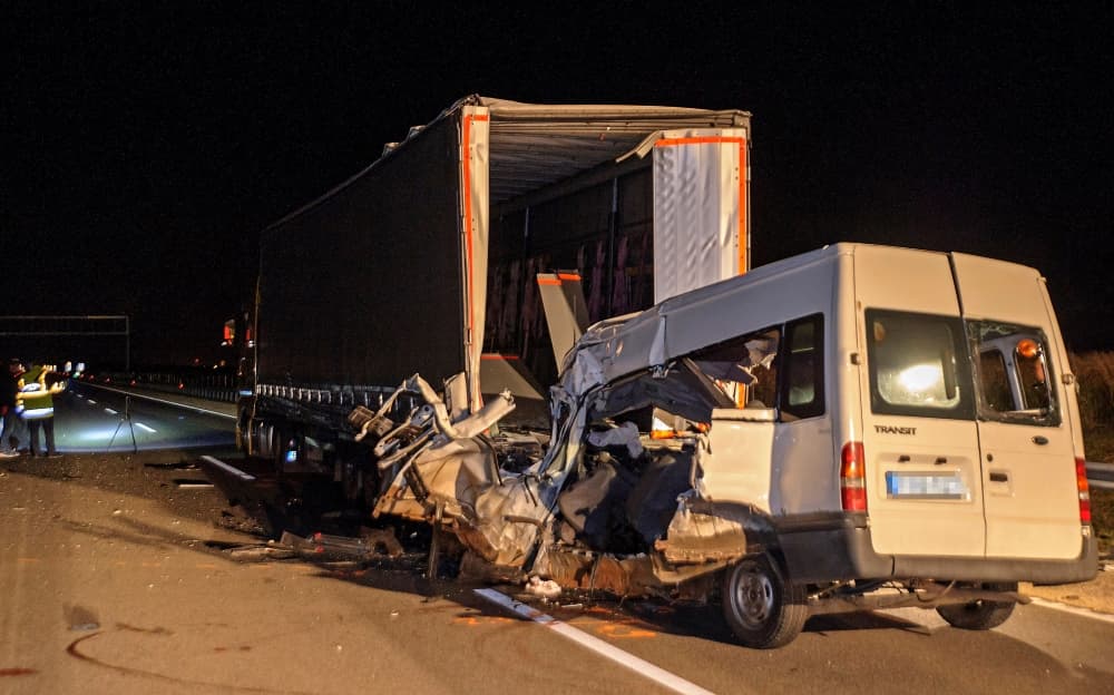 Kamionnak ütközött a sofőr, öten meghaltak a mikrobuszban